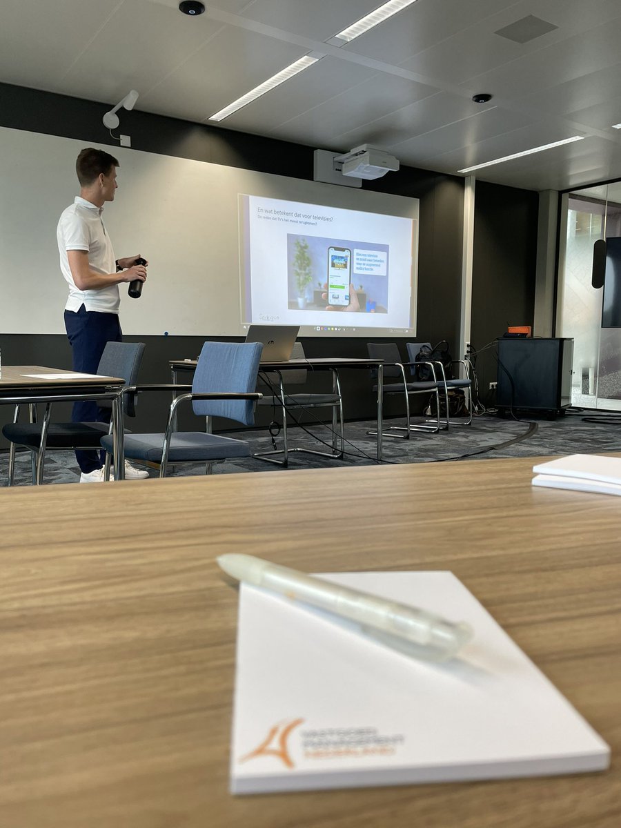 Bij de <a href="/VGMNL/">VGM NL</a> ledenvergadering vertelt <a href="/WalterBokern/">WalterBokern</a> van Springco over het #succes van #retailer <a href="/Coolblue/">Coolblue</a>. Blijkt dat de meeste tv’s worden teruggestuurd omdat de partner het niet eens is met de schermgrootte. Coolblue bedacht er een AR oplossing voor. Dan ben je een #baas.