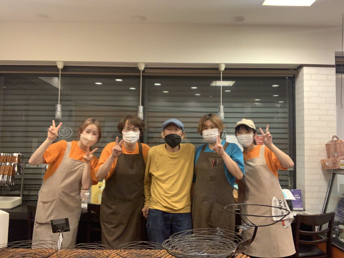 penser_if's tweet photo. 【お知らせ】

　　6/25日閉店

たくさんのお客様のご来店誠にありがとうございました❣️

労いのお言葉、お花、品物たくさん頂きました、
感謝です。
大人気の揚げサラダ
最終日100個の予定が予想以上の人気で180個完売‼️まだ足りません

　　　45年間
ありがとうございました！ https://t.co/0ICn7rUBXS