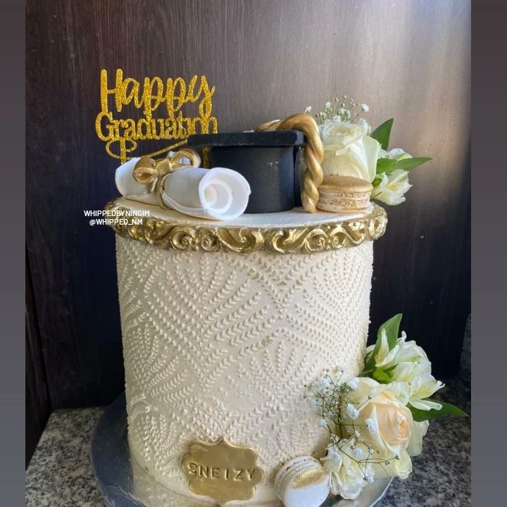 WhippedByNingi's tweet photo. 2022 Graduation Season Highlights. 🎓✨
Swipe left >>>
.
.
#whippedbyningim #freshflowerscake #graduation2022 #durbanbaker #buttercreamcake #blackownedbusiness #womanownedbusiness #sachefs https://t.co/tF3sSPJxpi