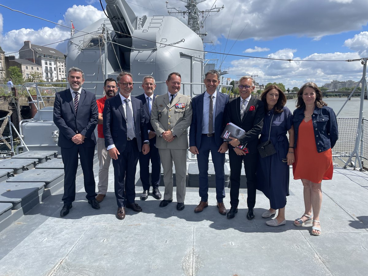 Magnifique journée sur le Maillé Brézé pour la signature d'une charte d'engagements réciproques entre <a href="/Armees_Gouv/">Ministère des Armées</a> représenté par le Gal Casanova et le <a href="/MedefPDL/">Mouvement des Entreprises de France #Paysdelaloire</a> représenté par son pdt <a href="/Samueltual/">Tual Samuel</a> et le @CLD_MEDEF du <a href="/MedefPDL/">Mouvement des Entreprises de France #Paysdelaloire</a> présidé par <a href="/AnthonyBouju/">Anthony Bouju</a> !