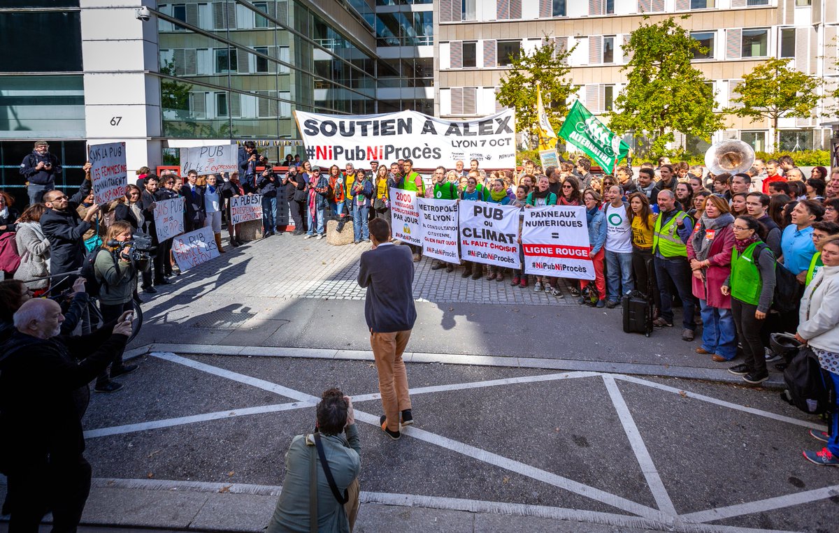 AlexMontvernay's tweet photo. VICTOIRE ! 
Revendication historique du mouvement climat lyonnais, les 59 communes de la métropole de Lyon sont libérées des écrans numériques publicitaires, grâce à la mobilisation citoyenne, nous avons réussi. La lutte paie ! 
Thread ⤵️ https://t.co/luACMrBO51