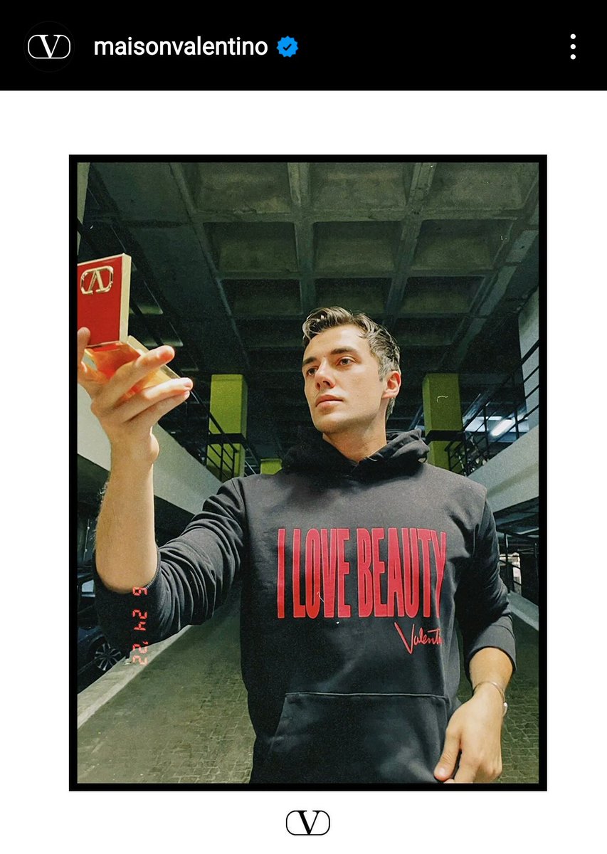 Valentino, Cemal Can'ın "Mr. Valentino'nun 90. yaş gününe özel tasarlanan" hoodie ile verdiği pozları Instagram hesabında paylaştı ❤

#HappyBirthdayMrV