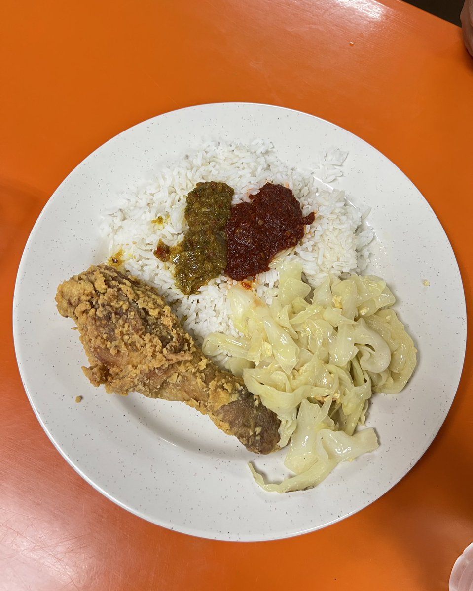chutcomel's tweet photo. Hi student ipt sekalian, cuba korang share sikit harga makanan kat kampus korang. Mana tau ada menteri nampak tweet ni nanti 🌚 i start first 

📍Kafe menara SAAS UiTM Shah Ale
🍴Nasi + ayam goreng + kubis + sambal RM9.40 🥲 https://t.co/nSOnMSBPOJ
