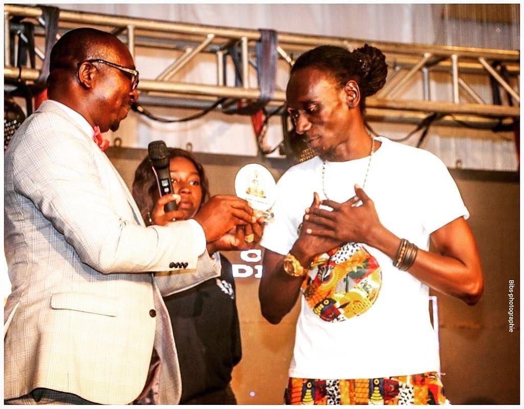 PBSofficiel's tweet photo. From @DUGGYTEE Merci et Respect à Jeremie Ouattara. Mention spéciale à Bagui et à toute la team des Trophées Du Rap. 
Félicitations pour la totale réussite de cette première édition.
Je suis fier d’avoir été honoré à travers ce trophée que je dédie à tout le Hip Hop Galsen. 🇸🇳 https://t.co/DLxkVqpLjC
