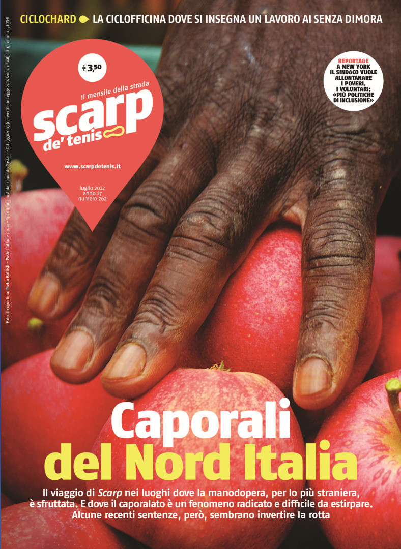 scarpdetenis's tweet photo. 🌟 ANTEPRIMA in copertina su @scarpdetenis di #luglio: 
👉🏽 il caporalato nel Nord Italia,
👉🏽 la ciclofficina per le persone senza dimora,
👉🏽 il reportage da New York dove il nuovo Sindaco ha deciso di allontanare i poveri dal centro città https://t.co/0nhnxZUFqY