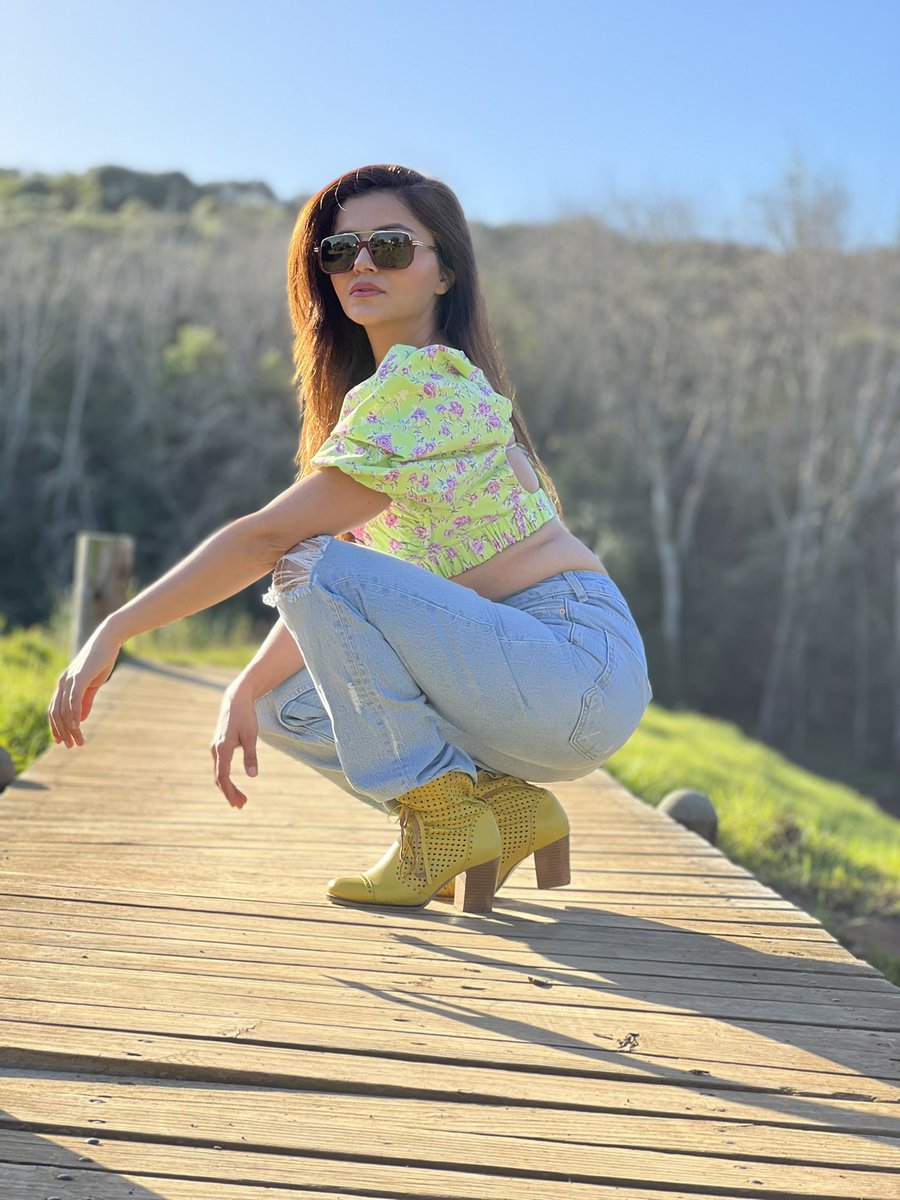 RubiDilaik's tweet photo. Khulti zulfon ne sikhayi, Mausamon ko shayari….. https://t.co/Zd8C3BFjzP
