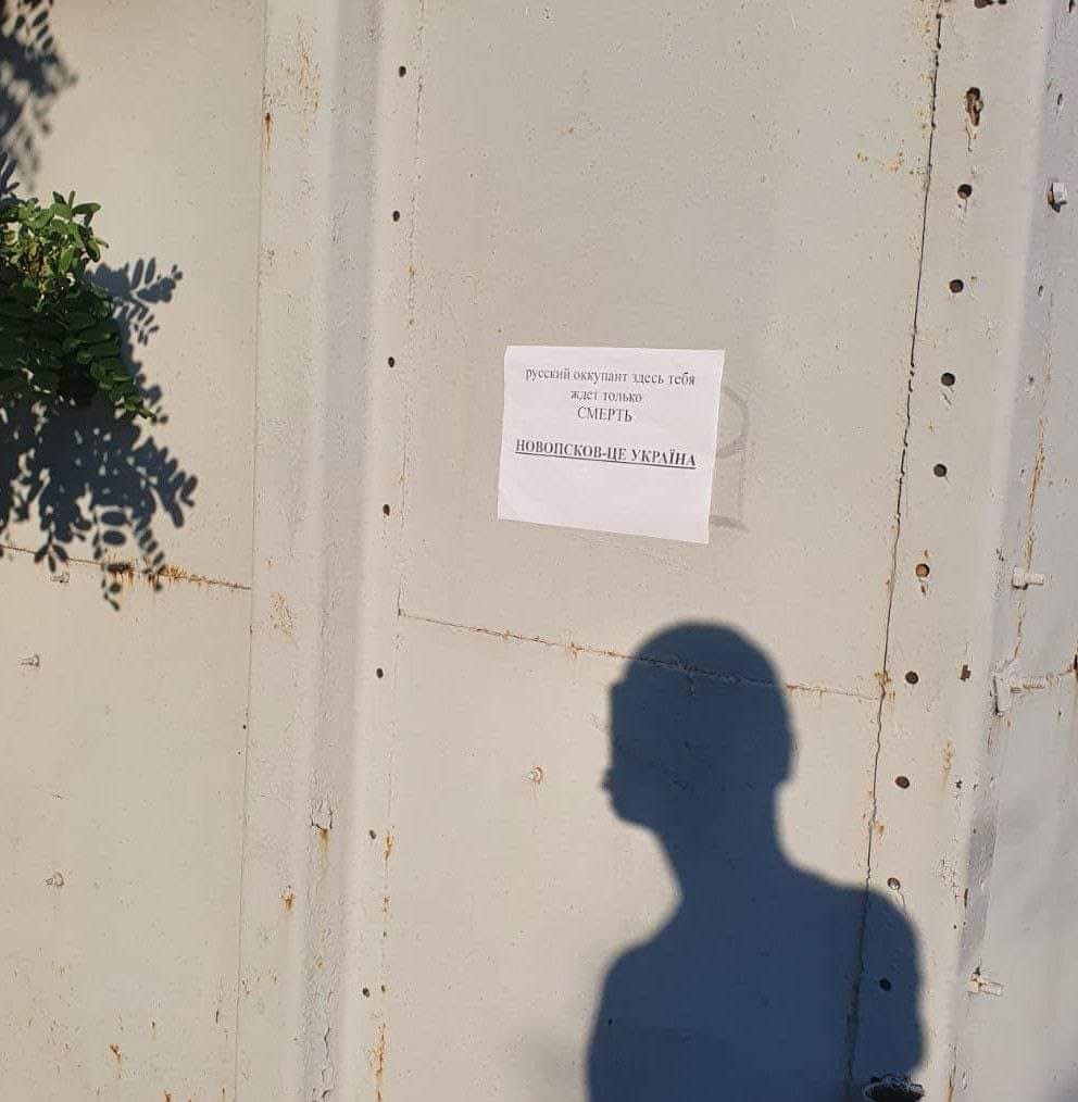 kardinal691's tweet photo. Hey #Putin,remember what the #french #Resistance did to #Nazis in #WW2?
#Guerrillas in #Luhansk region put up leaflets with warnings for the invaders
"#Partisans of Luhansk region reminded the #occupiers & #collaborators in the glorious city of #Novopskov that only death awaits https://t.co/IvcN4eTgeb