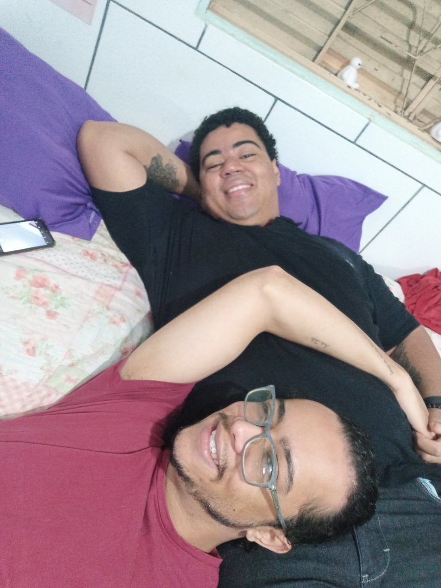 GustoLele's tweet photo. aproveitando um pouquinho antes dele ir pro serviço https://t.co/zx4rd9DETy
