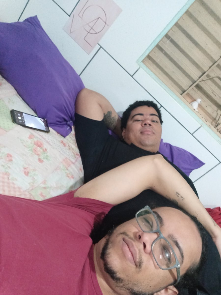 GustoLele's tweet photo. aproveitando um pouquinho antes dele ir pro serviço https://t.co/zx4rd9DETy