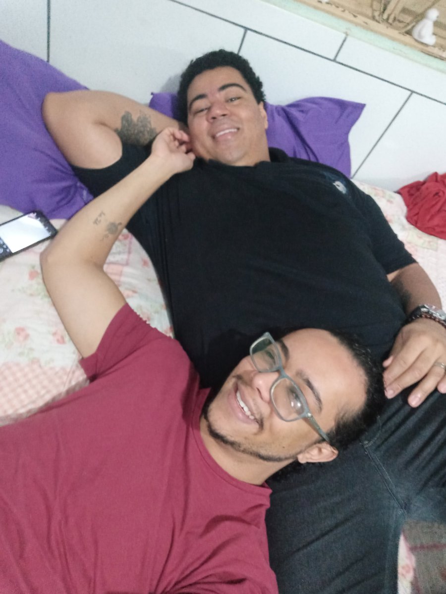 GustoLele's tweet photo. aproveitando um pouquinho antes dele ir pro serviço https://t.co/zx4rd9DETy