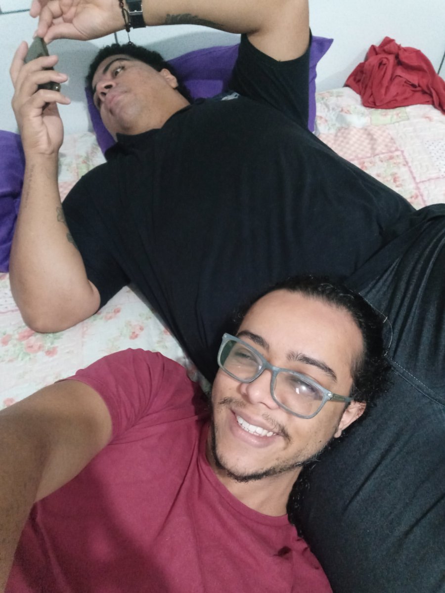 GustoLele's tweet photo. aproveitando um pouquinho antes dele ir pro serviço https://t.co/zx4rd9DETy