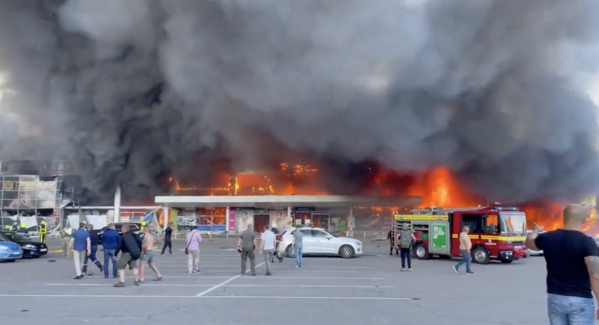 🚨 BREAKING: Ukraine's president Volodymyr Zelensky has confirmed that a Russian missile strike hit a crowded shopping centre in the central Ukrainian city of Kremenchuk.

More than 1,000 people were inside at the time of the attack, he said.

Read more 👇
telegraph.co.uk/world-news/202…