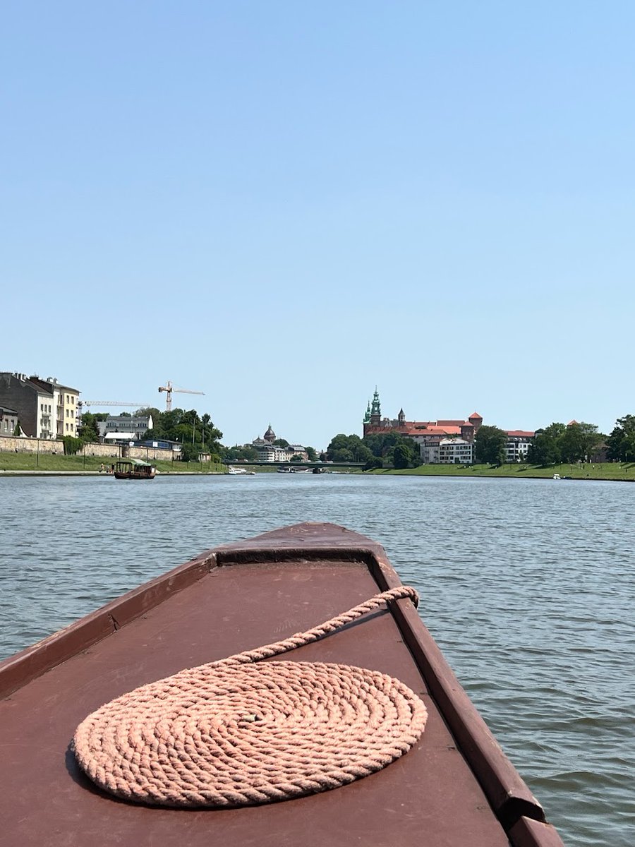 Google is hiring a few dozen engineers in the beautiful city of Krakow, Poland. To help build Google Cloud. You can find the openings on Linkedin or on our Jobs website 
careers.google.com/jobs/results/?…
Some of stuff people are building are Cloud LoadBalancers, CDN...

DM for referrals.