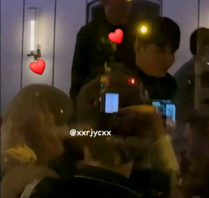 lalisa_igstory's tweet photo. Park bogum and Lisa spotted during Dinner Party sitting next to each other
#LISAXCELINE #ParkBoGumXCELINE #CelineFashionShow #CelinePFW22 #celinenumero https://t.co/CZtyYWKHMd