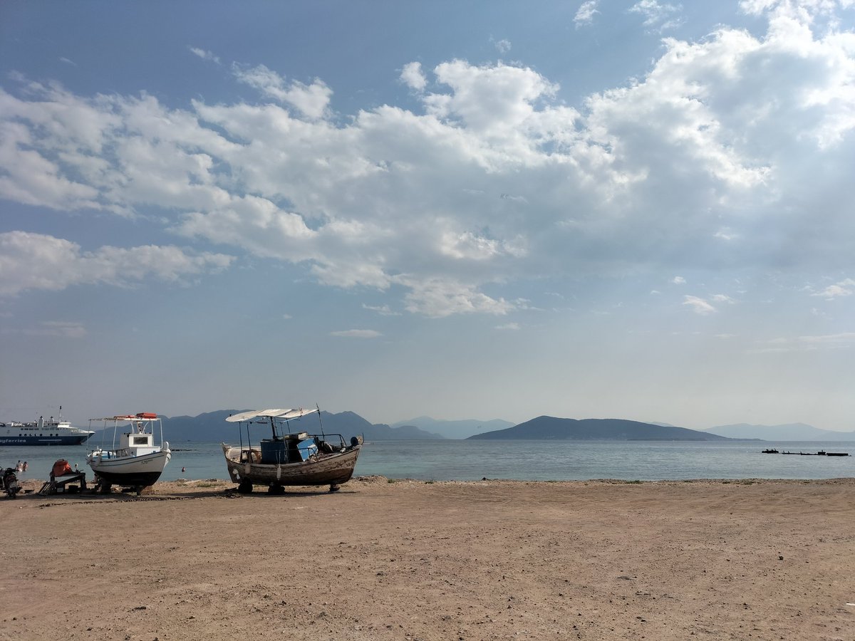 pchen_tw's tweet photo. Mediterranean sea is idea for training the young archaeologists, where the coastline is calm, shallow, and no noticeable tidal change. 
If only I could find a site like this in Taiwan for the future research. That would be great...🌊
#excavation https://t.co/KSiCpzvf2q
