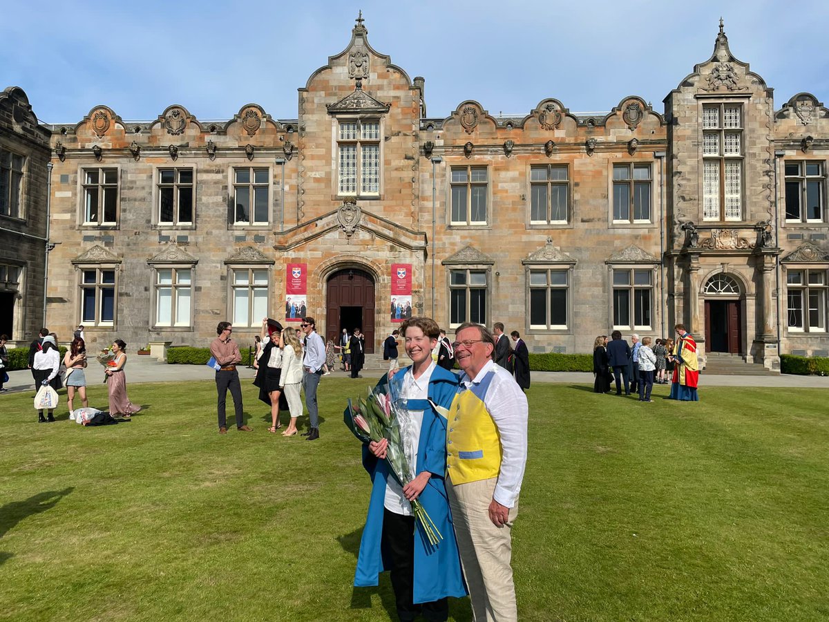evcrabtree's tweet photo. At long last, my PhD graduation!! The biggest thank you to my outstandingly supportive and inspiring supervisor @efbond, and to the best bunch of PhD friends I could ever wish for - @DaryaTsymbalyuk @AbozaidahmedM @KKarunika to name a few - so grateful to you all! 💚💚💚 https://t.co/9prsJwGAKK