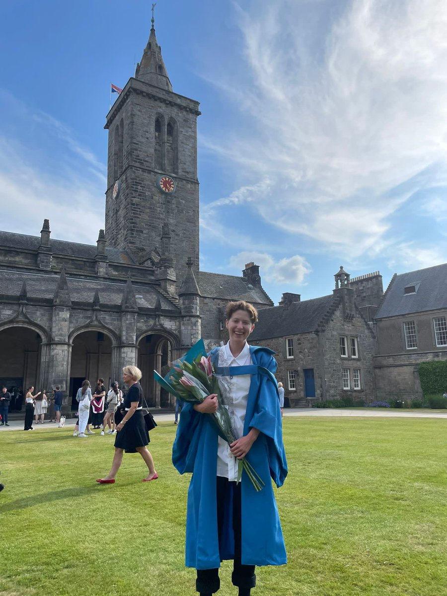 evcrabtree's tweet photo. At long last, my PhD graduation!! The biggest thank you to my outstandingly supportive and inspiring supervisor @efbond, and to the best bunch of PhD friends I could ever wish for - @DaryaTsymbalyuk @AbozaidahmedM @KKarunika to name a few - so grateful to you all! 💚💚💚 https://t.co/9prsJwGAKK
