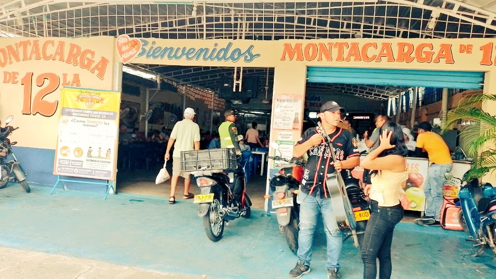 PoliciaDeCesar's tweet image. #AEstaHora, Con el grupo, #AntiHurto realizamos planes de requisa e identificación a personas en diferentes sitios comerciales de la ciudad. 👮🏻🚔🚨
#EsUnHonorSerPolicia
#MásCercaDelCiudadano