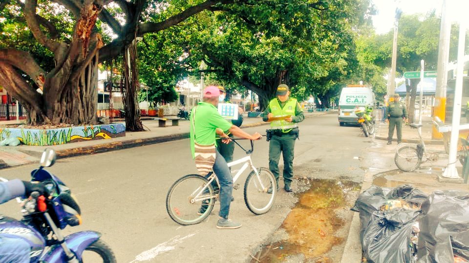 PoliciaDeCesar's tweet image. #AEstaHora, Con el grupo, #AntiHurto realizamos planes de requisa e identificación a personas en diferentes sitios comerciales de la ciudad. 👮🏻🚔🚨
#EsUnHonorSerPolicia
#MásCercaDelCiudadano