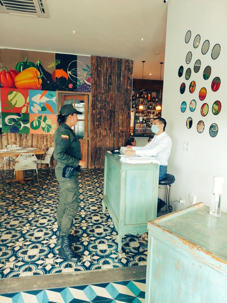 PoliciaDeCesar's tweet image. #AEstaHora, Con el grupo, #AntiHurto realizamos planes de requisa e identificación a personas en diferentes sitios comerciales de la ciudad. 👮🏻🚔🚨
#EsUnHonorSerPolicia
#MásCercaDelCiudadano