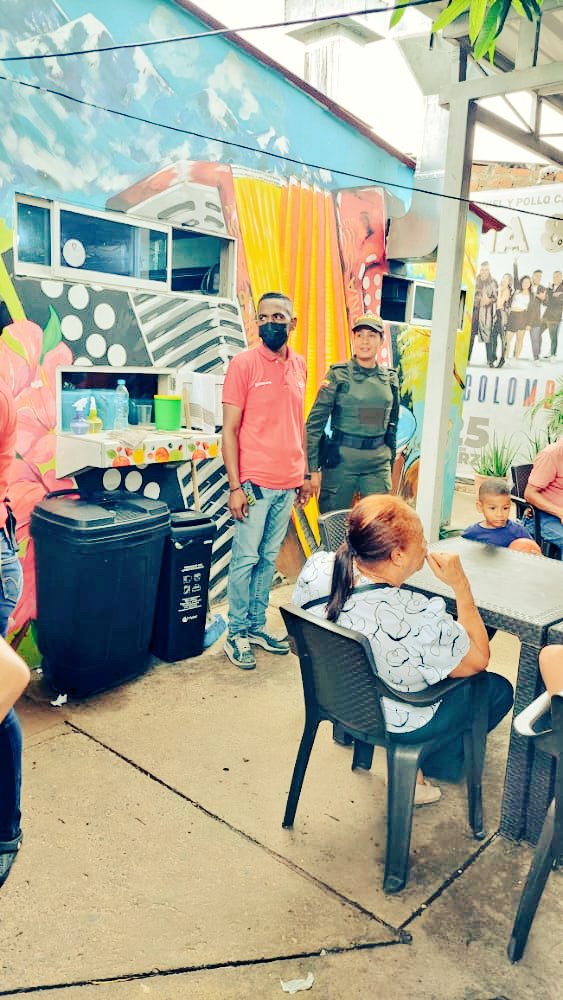 PoliciaDeCesar's tweet image. #AEstaHora, Con el grupo, #AntiHurto realizamos planes de requisa e identificación a personas en diferentes sitios comerciales de la ciudad. 👮🏻🚔🚨
#EsUnHonorSerPolicia
#MásCercaDelCiudadano