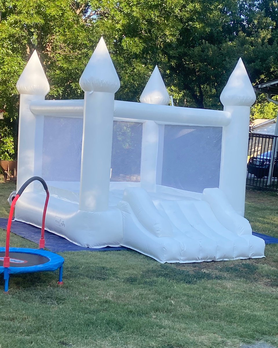 Kaylaquinones9's tweet photo. Had our first official set up this past weekend for our White Modern Castle  she was such a big hit . Don’t forget to book us at least 2 weeks ahead to save your date ❣️ https://t.co/Ghu7ofg7Zd