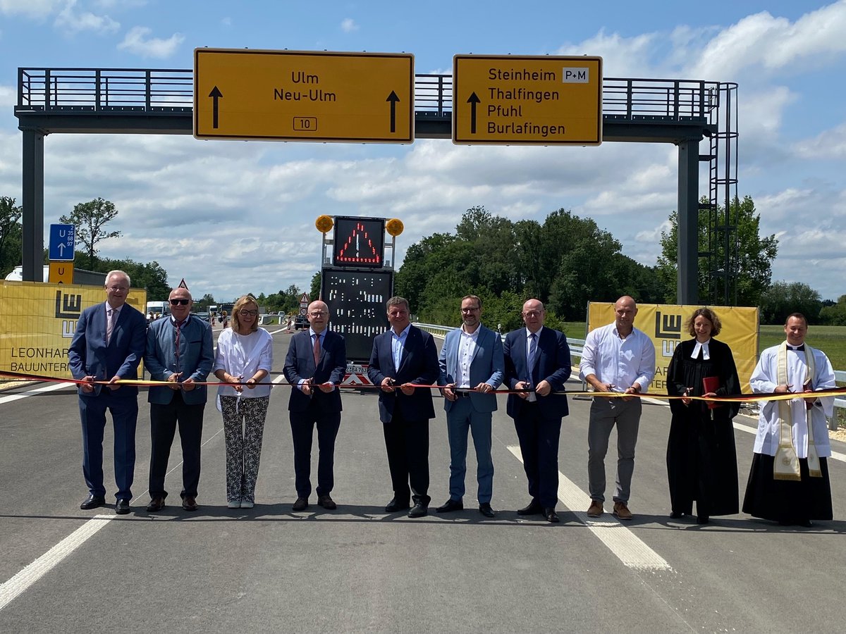 BauenBewegen's tweet photo. StM Christian Bernreiter war heute in #Schwaben. Bei #NeuUlm wurden 5,5 km der B10 4-spurig ausgebaut. Den barrierefreien Ausbau des Bahnhof #Donauwörth treibt #Bayern freiwillig mit einer 80-Prozent-Förderung voran. Für den Neubau der Donaubrücke #Marxheim besteht nun Baurecht. https://t.co/EoUB9Fmzoc