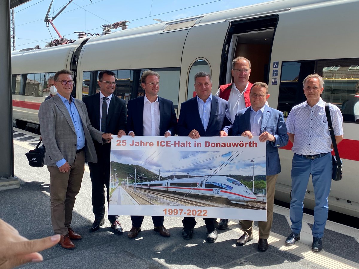 BauenBewegen's tweet photo. StM Christian Bernreiter war heute in #Schwaben. Bei #NeuUlm wurden 5,5 km der B10 4-spurig ausgebaut. Den barrierefreien Ausbau des Bahnhof #Donauwörth treibt #Bayern freiwillig mit einer 80-Prozent-Förderung voran. Für den Neubau der Donaubrücke #Marxheim besteht nun Baurecht. https://t.co/EoUB9Fmzoc