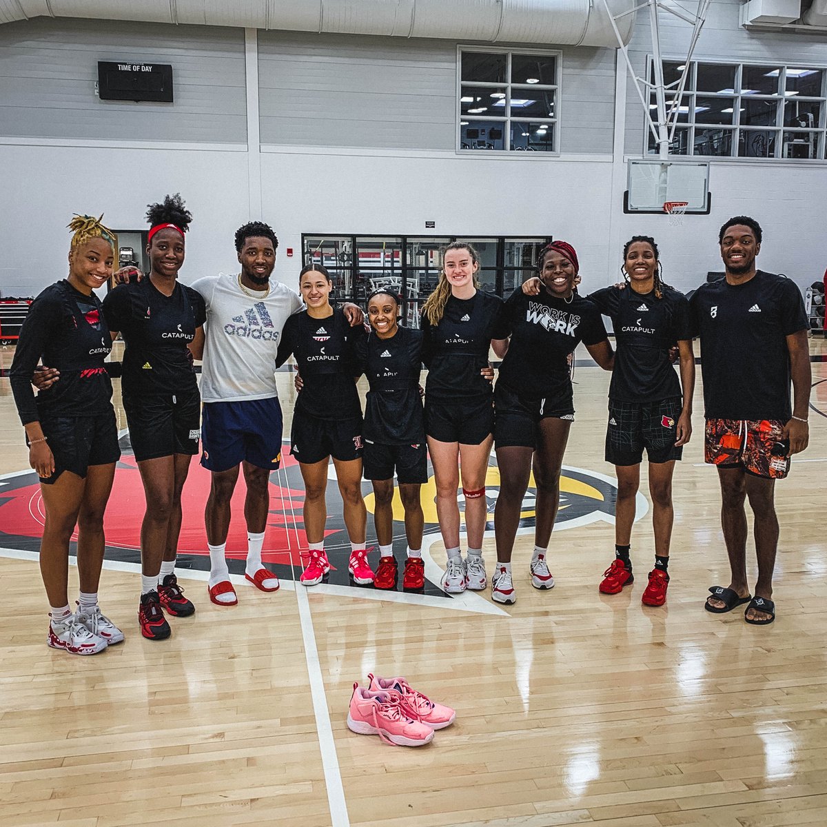 LouisvilleWBB's tweet photo. Look who stopped by practice today 👀

Good to see Cardinal Forever, @spidadmitchell!

#GoCards https://t.co/fe6737rhz6