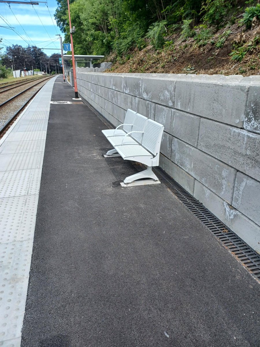 MarHiernaux's tweet photo. Phase 1 de travaux terminée à la gare de #Florival dans le @LeBrabantwallon. Un couloir sous-voies a été construit. Le quai n°1 a été réhaussé et équipé pour plus de confort, de sécurité et d’accessibilité.
Prochaine étape pour @SNCB et @Infrabel_FR : la rénovation du quai n°2. https://t.co/D01MYrgglh