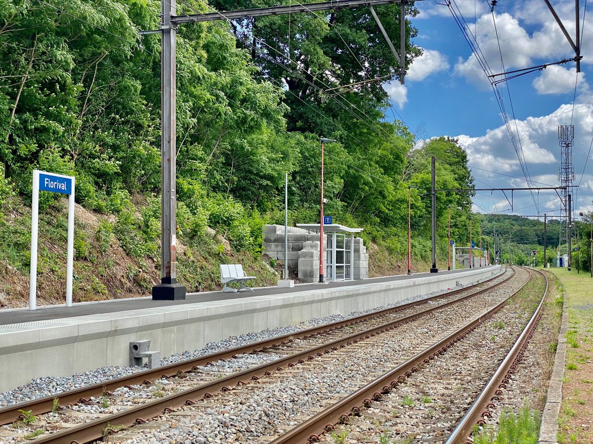 MarHiernaux's tweet photo. Phase 1 de travaux terminée à la gare de #Florival dans le @LeBrabantwallon. Un couloir sous-voies a été construit. Le quai n°1 a été réhaussé et équipé pour plus de confort, de sécurité et d’accessibilité.
Prochaine étape pour @SNCB et @Infrabel_FR : la rénovation du quai n°2. https://t.co/D01MYrgglh