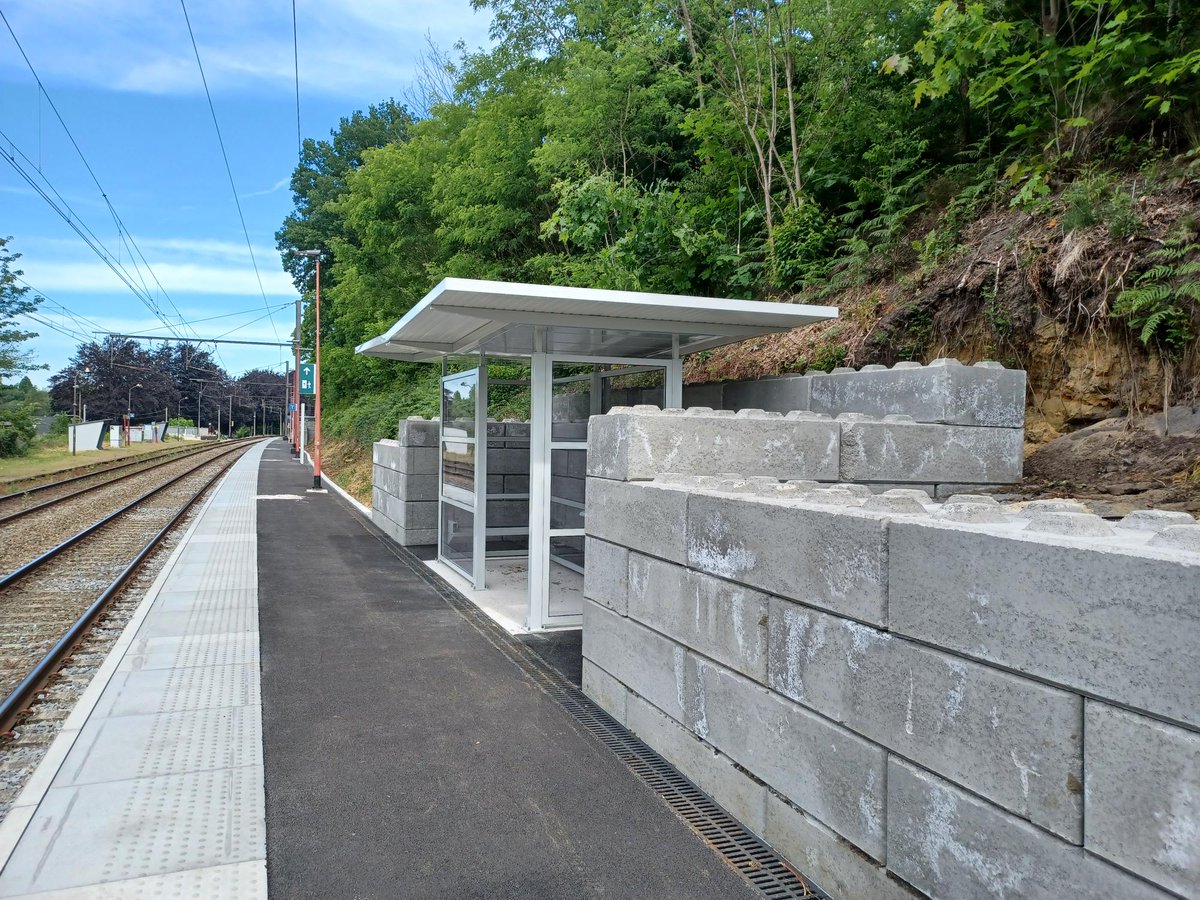 MarHiernaux's tweet photo. Phase 1 de travaux terminée à la gare de #Florival dans le @LeBrabantwallon. Un couloir sous-voies a été construit. Le quai n°1 a été réhaussé et équipé pour plus de confort, de sécurité et d’accessibilité.
Prochaine étape pour @SNCB et @Infrabel_FR : la rénovation du quai n°2. https://t.co/D01MYrgglh