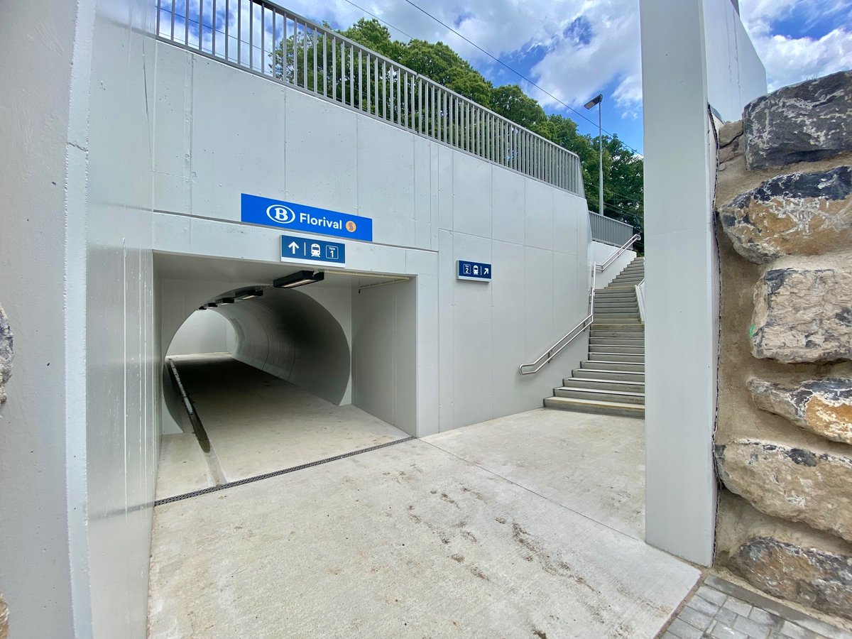 MarHiernaux's tweet photo. Phase 1 de travaux terminée à la gare de #Florival dans le @LeBrabantwallon. Un couloir sous-voies a été construit. Le quai n°1 a été réhaussé et équipé pour plus de confort, de sécurité et d’accessibilité.
Prochaine étape pour @SNCB et @Infrabel_FR : la rénovation du quai n°2. https://t.co/D01MYrgglh