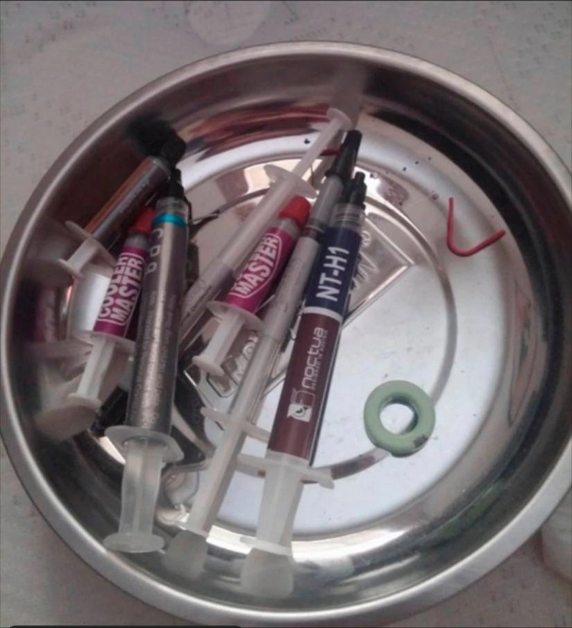 Помогите! Сын что-то колет!
У сына появились всякие отверточки, много разных непонятных коробочек, а вчера увидела это.
Среди молодёжи появился новый наркотик-термопаста. Прячут они его между процессором и кулером.
Родители распространите!