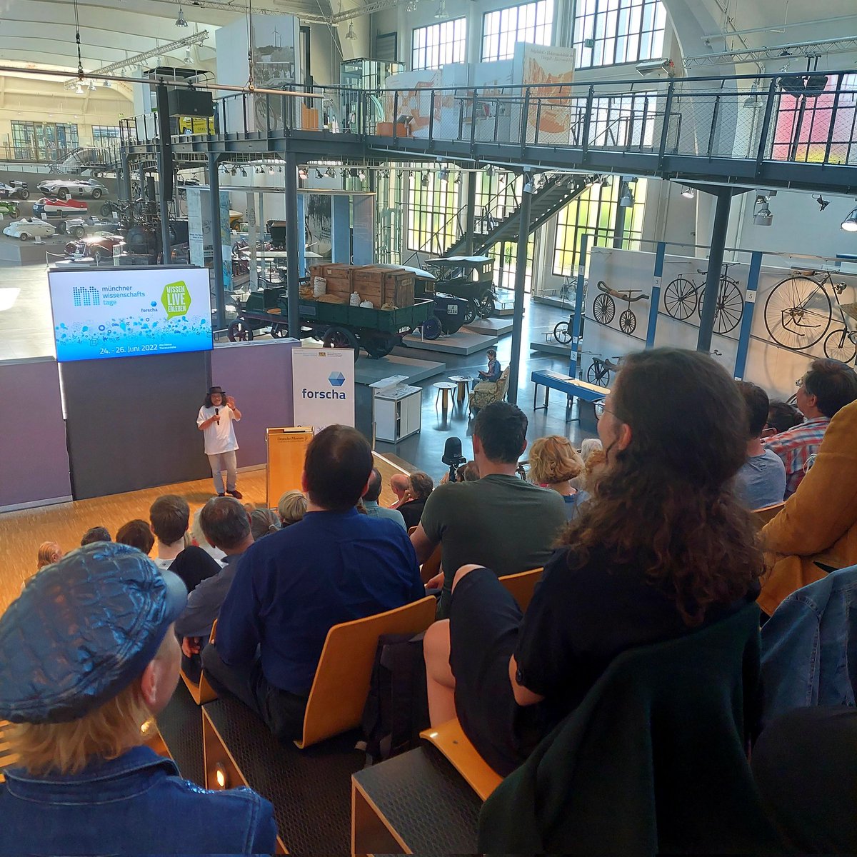 forscha's tweet photo. "An der #Wissenschaft schleppt man schwer"📚📕, monierte Jurist und Schriftsteller Dr. Georg Brun beim #Science & Technology #Slam von @acatech_de - auf den #mwt22 und #forscha22 mit einem Augenzwinkern. 😉 https://t.co/dpNoP3b09X