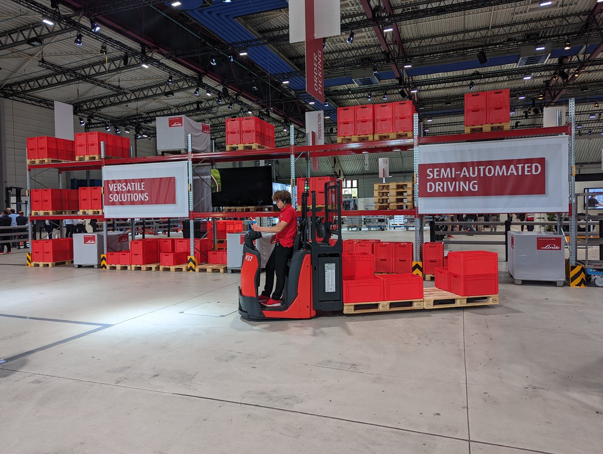 MotracNL's tweet photo. Tijdens de #WoMH2022 demonstreerde @Linde_MH vorige week haar complete aanbod van oplossingen voor de logistiek. Het hele verslag lezen? https://t.co/UbGH9nPTrC https://t.co/49ft9kF2zv