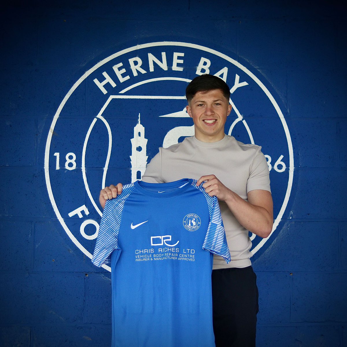 HerneBayFC's tweet photo. We are delighted to announce the signing of fullback @FrankieMorgan__, who joins the club following an impressive spell with @CorinthianFC; winning Players' Player and Supporters' Player of the Year last season!

Welcome aboard, Frankie 👋

#WeAreTheBay 🔵⚪️ https://t.co/4KgOvj1R7M