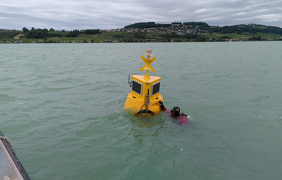 bafuCH's tweet photo. Pilotprojekt Temperatur-Monitoring in Schweizer Seen: Das BAFU setzt im Murtensee eine erste Messboje. Damit kann das Bundesamt verfolgen, wie sich der #Klimawandel auf Seen auswirkt. https://t.co/xnhl3PH2wS @EawagResearch @Staat_Freiburg https://t.co/Bgt9ya63Dv