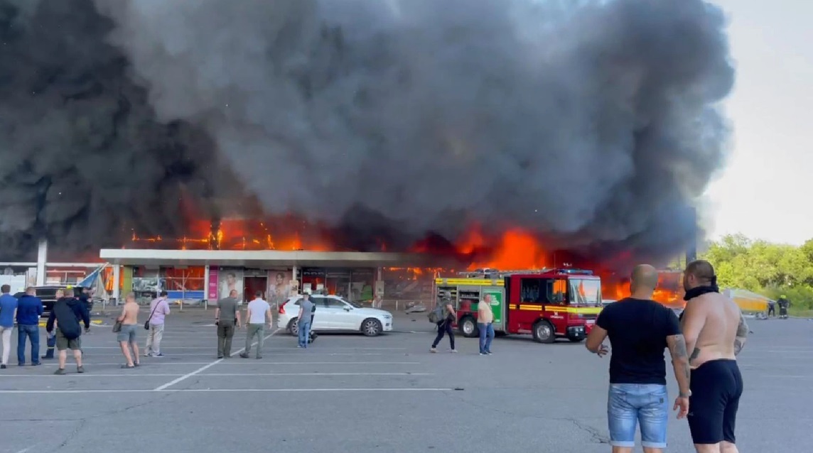 abc_es's tweet photo. 🔴 #ÚLTIMAHORA| Un misil impacta en un centro comercial de la ciudad de Kremenchuk en Ucrania  causando «muertos y heridos» https://t.co/MU5aavMnfy https://t.co/1radedPh7t