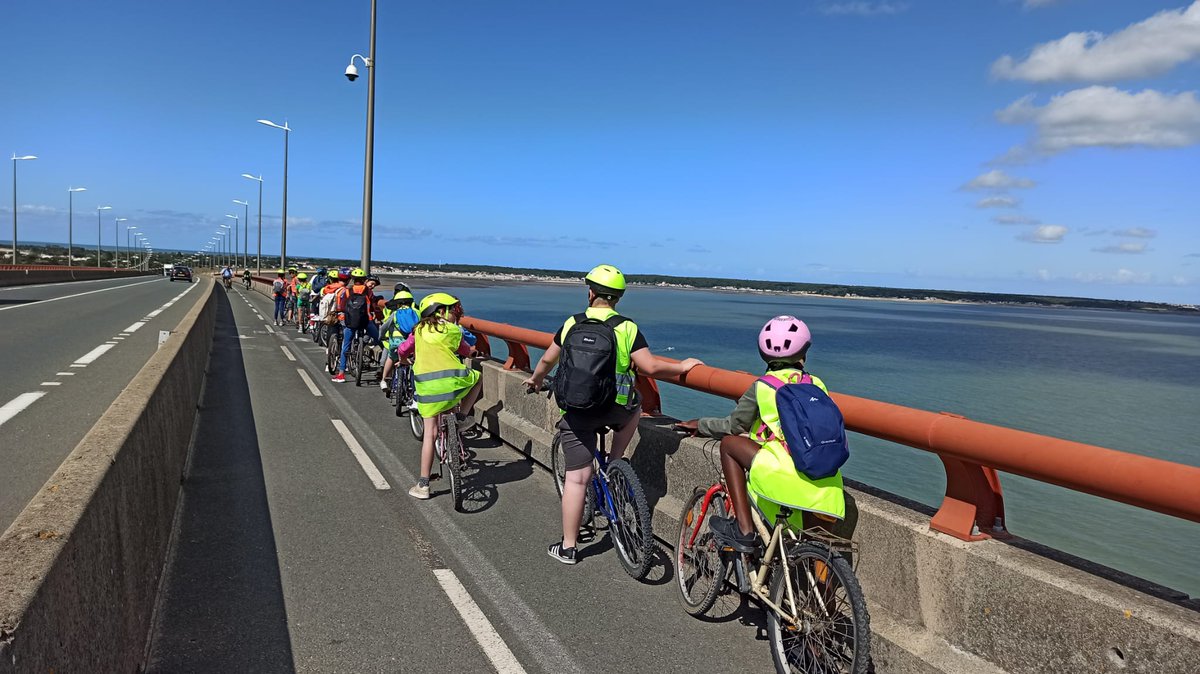 usep17's tweet photo. Grand jour pour 3 classes de CM1-CM2 de l'école des Grandes Varennes! 17 km réalisés entre le quartier de Mireuil et La Flotte, pour débuter une semaine de séjour sur l’île de Ré. #SRAV
@DSDEN17 @departement17 @cpdeps17 @usepnationale @UFOLEP @Casden_BP @groupe_mgen @weblaligue https://t.co/3P9fLE5K0B