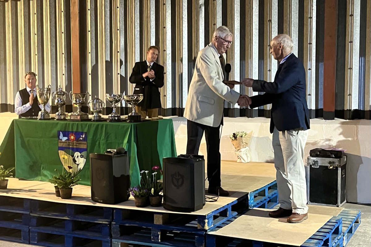 MeonXmas's tweet photo. Richard Monk receiving the obligatory club shield from our club president Dick Taylor after ⁦@farmingclub1891⁩ annual farm walk. Great evening at the Monk’s, long established Hampshire farmers and seed processors. Thanks Richard, Tom and the staff https://t.co/CyLcqLgv8C