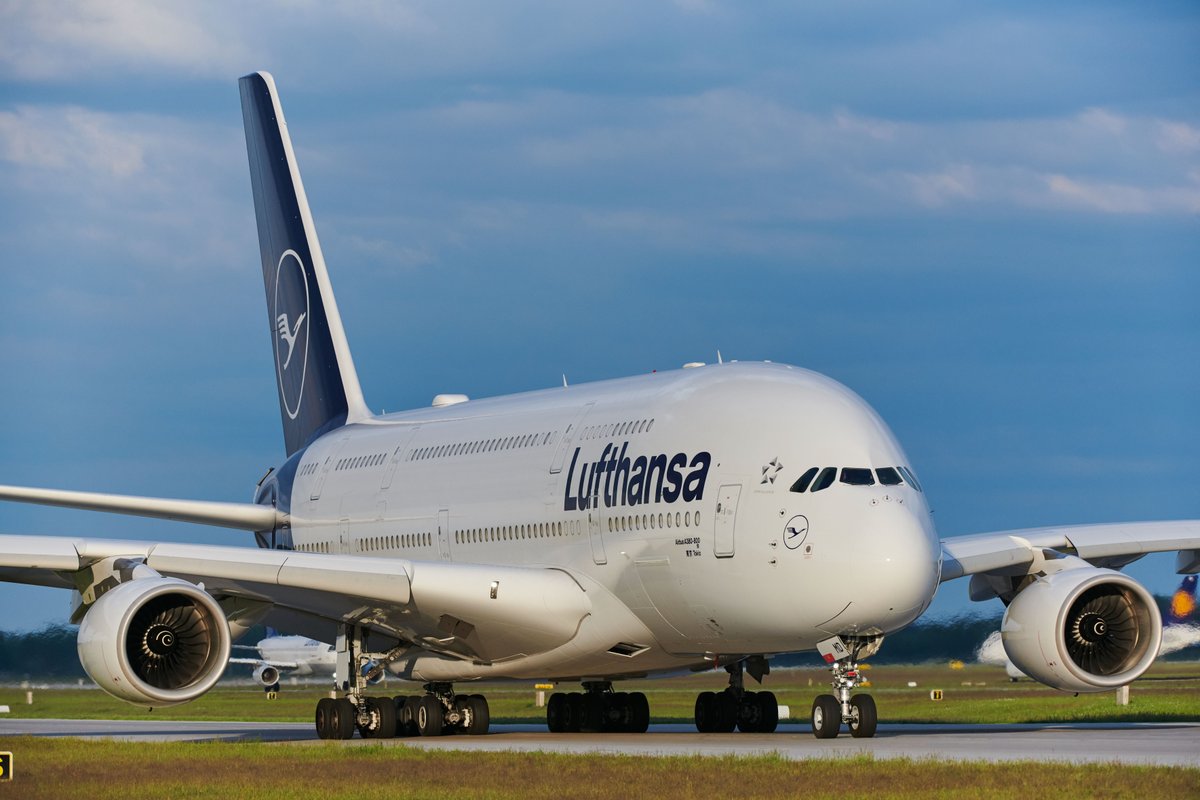 First flights from summer 2023: Lufthansa reactivates <a href="/Airbus/">Airbus</a> A380 due to the steep rise in customer demand. 🎉 How many A380s will take off again and which destinations will be served is still to be decided. ✈️ #WeAreLufthansa 
lufthansagroup.com/en/newsroom/re…