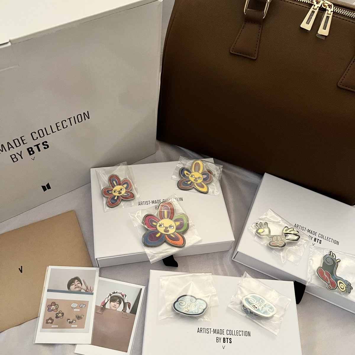 thv1230BTS's tweet photo. 私のところにもテテからの贈り物が届きました💜
テテの愛がこもっていると思うと…
胸いっぱいだよ🥹
テテありがとう〜🥰
大切に大切にするね💜
力になってくれた優しいチング🐹に感謝です😊ありがとうね💕
#BTS
#artistmadecollectionbybts
#MUTEBOSTONBAG
#BROOCHSET
#BY_BTS #BY_V
#V #taehyung https://t.co/FjffKCfFNh