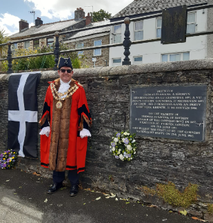 thecnpKernow's tweet photo. The Mayor of Bodmin Cllr Phil Cooper lays a wreath on behalf of the people of Bodmin and remembers the sacrifice #ThomasFlamank made back in 1497 

#Cornish #Kernow #Angof #Flamank #Cornwall https://t.co/p3MYmsmhWe