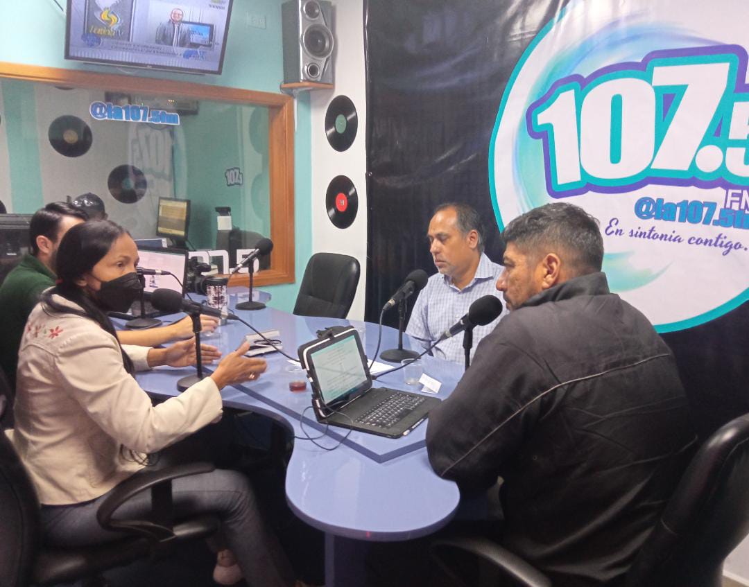 OirEnLaReD's tweet photo. #27Junio reencuentro en @Radiolara1075fm gracias a Jennifer Peña, jefa informativa, ahí de 8 a 9 am nos reímos, recordamos y acordamos seguir cuidando de la labor periodística para las nuevas generaciones y por exigencia de la sociedad larense
#ComunicadoresDeLaPatria https://t.co/gmMAdoa9SM