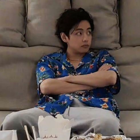 Я: *оголил торс, показываю медбрату свои тату*

Он: *тык пальцем*

Я: ээ, слыш, не трогать дорогой экспонат

Он: а может я гей, ты тоже же

Я: хуёже, иди отсюда

Он: