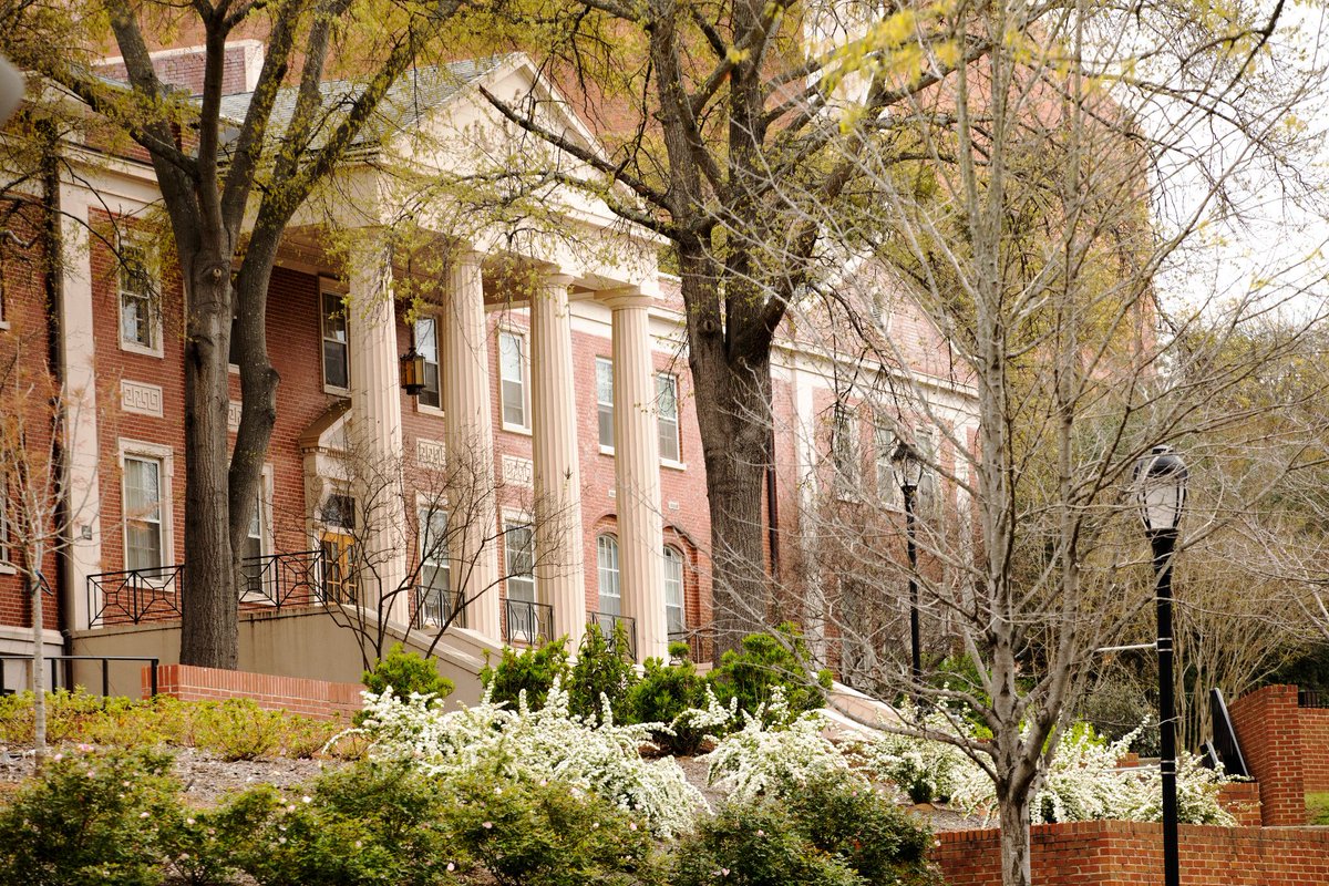 ugaalumniassoc's tweet photo. Who remembers having a class in Park Hall?📚

#uga #ugaalumni #ugacampus #parkhall https://t.co/JiCYLe6jcR