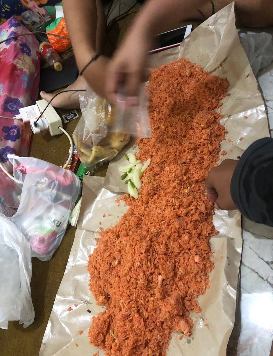 ngalamfess's tweet photo. Oyi Hari ke 3 diet tetap konsisten makan nasi merah, doain lancar ya dietku rek, aku takut ga kuat :"( https://t.co/FHBIbSHpbo