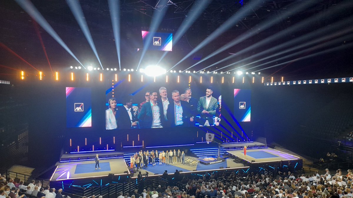 SophieConsorti's tweet photo. Bravo à nos Agents #axasudest mis à l'honneur pendant #MonBercy ! Pour la satisfaction clients #nousommesprêts et déjà très mobilisés ! @AXAFrance @EricFuchs0 @ben_villalva @DenisMailfert @TGauducheau @CathyLomonaco @berenicegublin https://t.co/NqYmq8k2oj