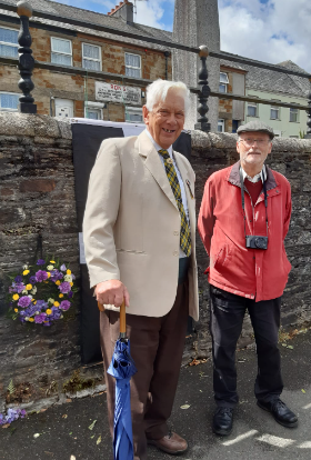 thecnpKernow's tweet photo. Members from the Bodmin Old Cornwall society layed a wreath with the Vice President Duncan Paul Matthews saying "Its so important Thomas Flamank is remembered so the children of today know there history and heritage"

#Cornish #Kernow #Cornwall #Kernewek #ThomasFlamank #AnGof https://t.co/iSKQF9hwd6